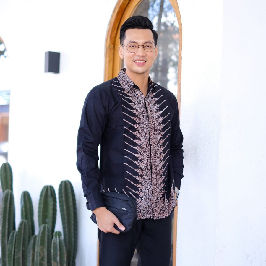 cover-Kemeja Batik CHAKRA Pria Lengan Panjang Katun Full Furing Halus BY BATIKSOLOAMANAH-1