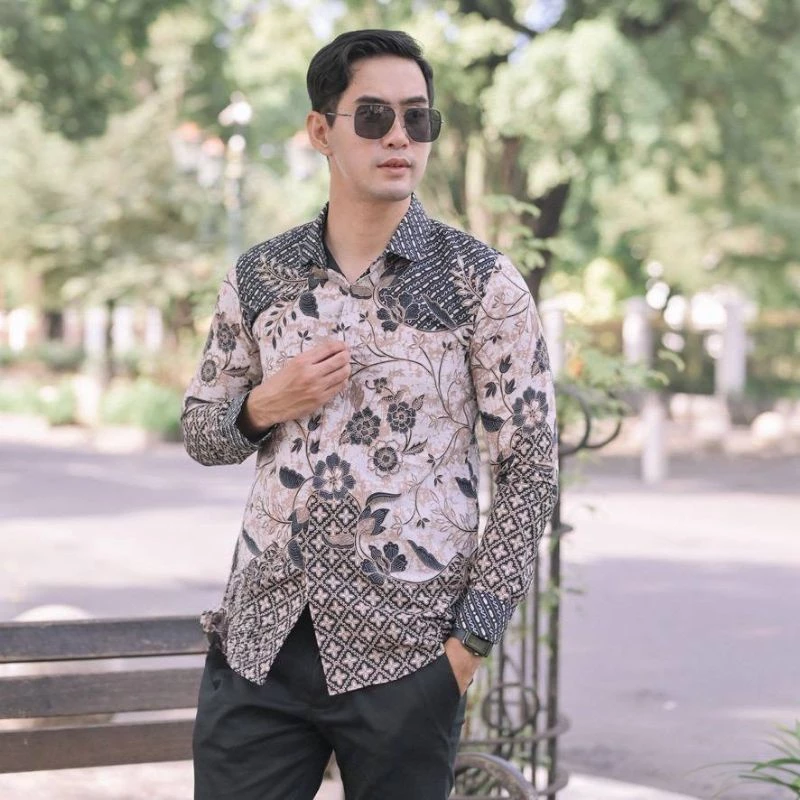 cover-TIGANEGRI Kemeja Batik Pria Lengan Panjang Modern Asli Solo Lapis Furing BY BATIKSOLOAMANAH-1