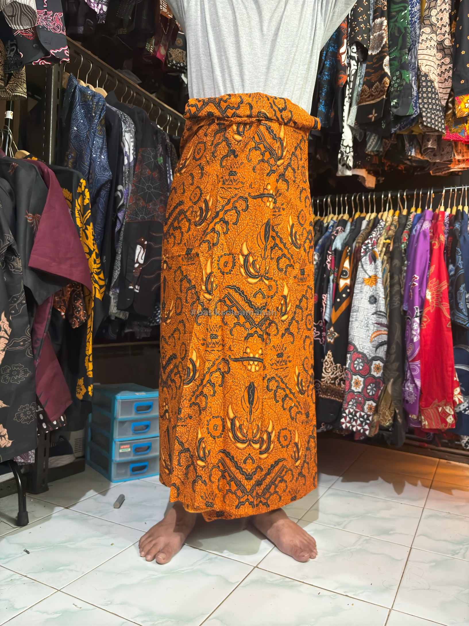 img-SARUNG BATIK SOLO CAHAYA KATUN HALUS PREMIUM MODERN BATIKSOLOAMANAH-3