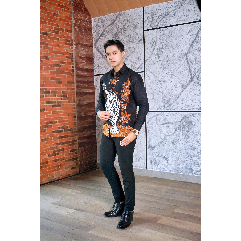 img-MACAN PUTIH Kemeja Batik Pria Solo Lengan Panjang Lapis Furing By BATIKSOLOAMANAH-5