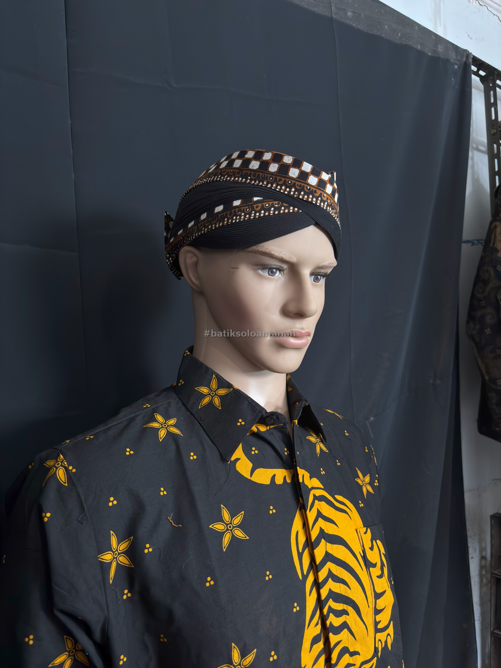 img-BLANGKON SOLO MOTIF KRATON MANGKUNEGARAN CATUR PUTIH-2